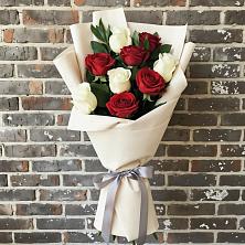 Букет красно-белые розы в Костроме Букет цветов из:  Розы в Костроме