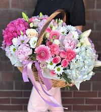 Цветочная композиция из Розы, Хризантемы, Пионы и Лизиантусы в корзине в Костроме