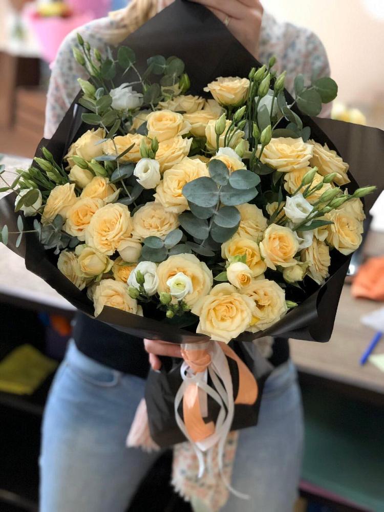 Букет птица счастья в Костроме Букет цветов из: Розы и Лизиантусы в Костроме