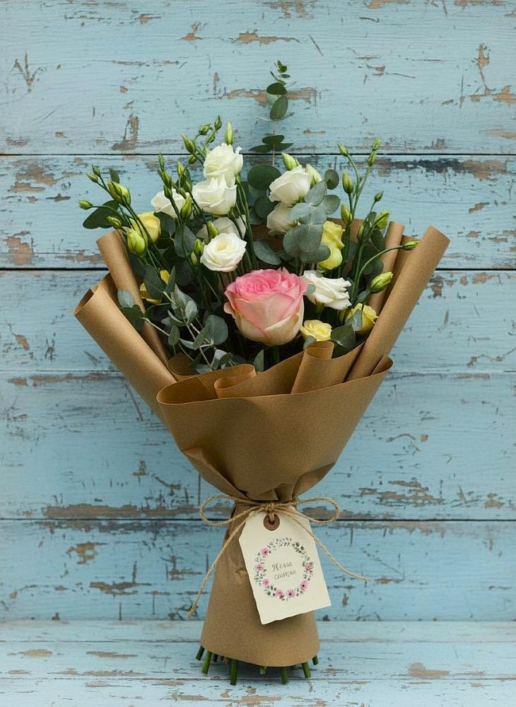 Букет нежный привет в Костроме Букет цветов из: Розы и Лизиантусы в Костроме