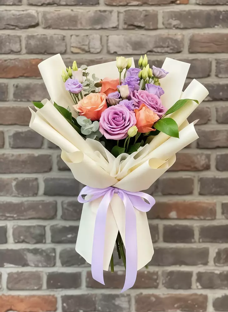 Букет цветочные ноты в Костроме Букет цветов из: Лизиантусы и Розы в Костроме