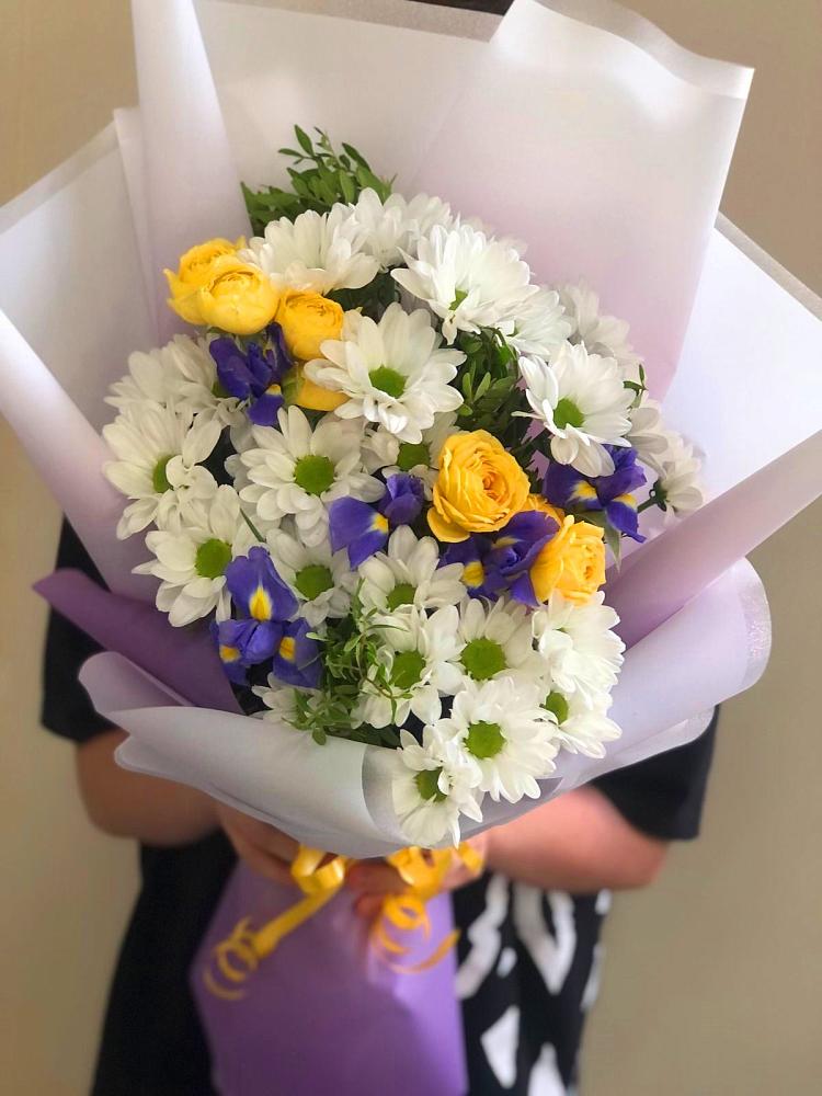 Букет солнечный привет в Костроме Букет цветов из: Ирисы, Хризантемы и Розы в Костроме