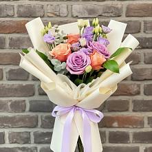 Букет цветочные ноты в Костроме Букет цветов из:  Лизиантусы и Розы в Костроме