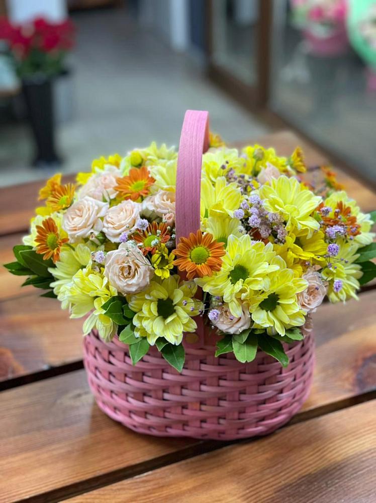 Цветочная композиция из Хризантемы и Розы в корзине в Костроме