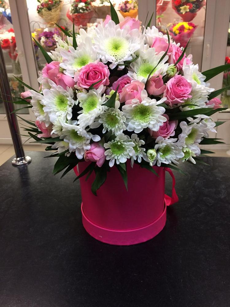 Цветочная композиция из Розы и Хризантемы в шляпной коробке в Костроме