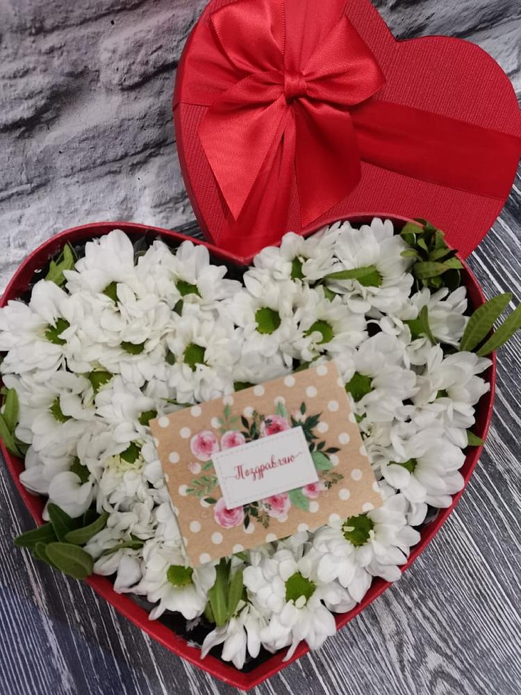 Композиция сплетение судьбы в Костроме Цветочная композиция из Хризантемы в виде сердца в Костроме
