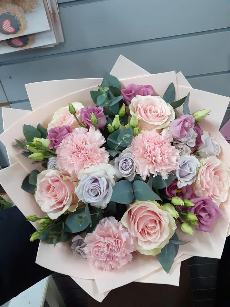 Букет обаятельный в Костроме Букет цветов из: Розы, Гвоздики и Лизиантусы в Костроме