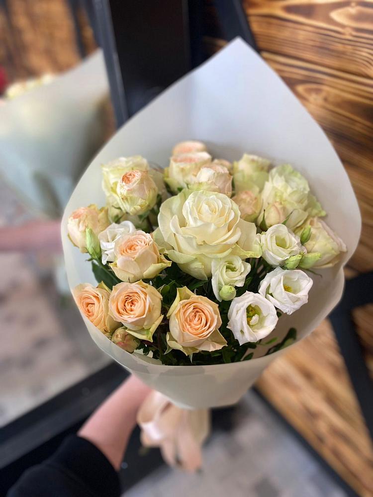 Букет цветов из: Розы и Лизиантусы в Костроме